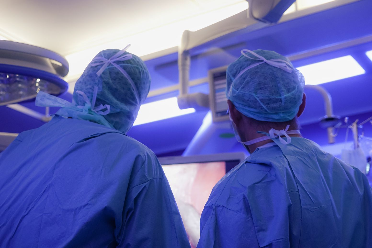 Ärzte bei Operation vom Mastdarm